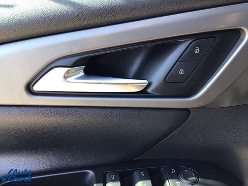 Used 2025 Chevrolet Traverse LT image 23