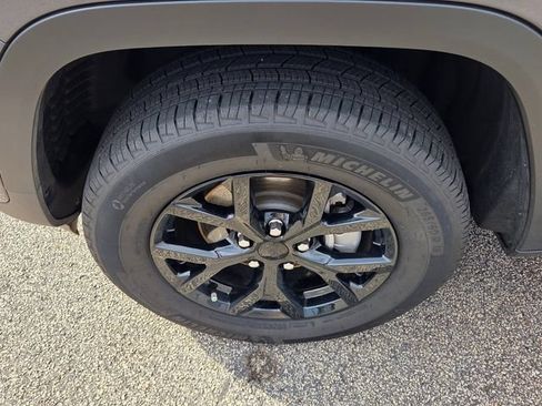 Used 2025 Jeep Grand Cherokee Altitude RWD image 14