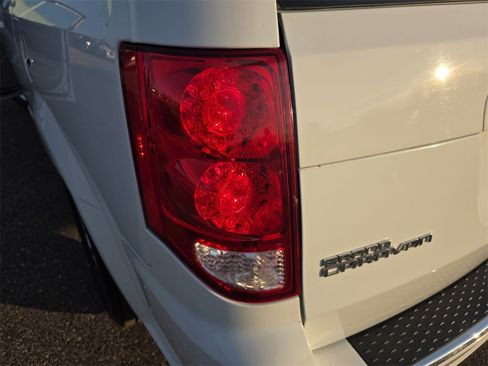 Used 2019 Dodge Grand Caravan SXT image 35