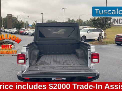 Used 2023 Jeep Gladiator Sport image 11