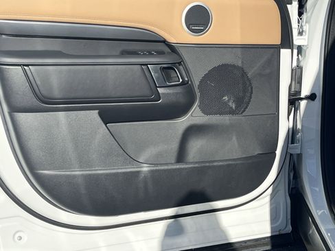 New 2025 Land Rover Discovery Metropolitan Edition image 17