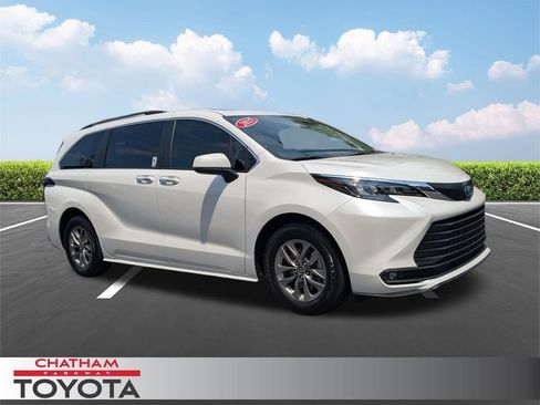 Used 2025 Toyota Sienna XLE w/ XLE Plus Package FWD image 1