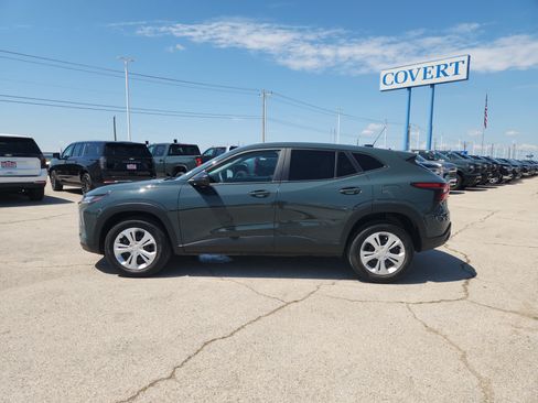 Used 2025 Chevrolet Trax LS FWD image 4