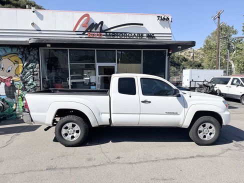 Used 2014 Toyota Tacoma PreRunner w/ SR5 Package RWD image 3