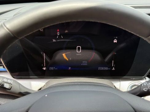 Used 2025 Chevrolet Trax LT w/ LT Convenience Package FWD image 14