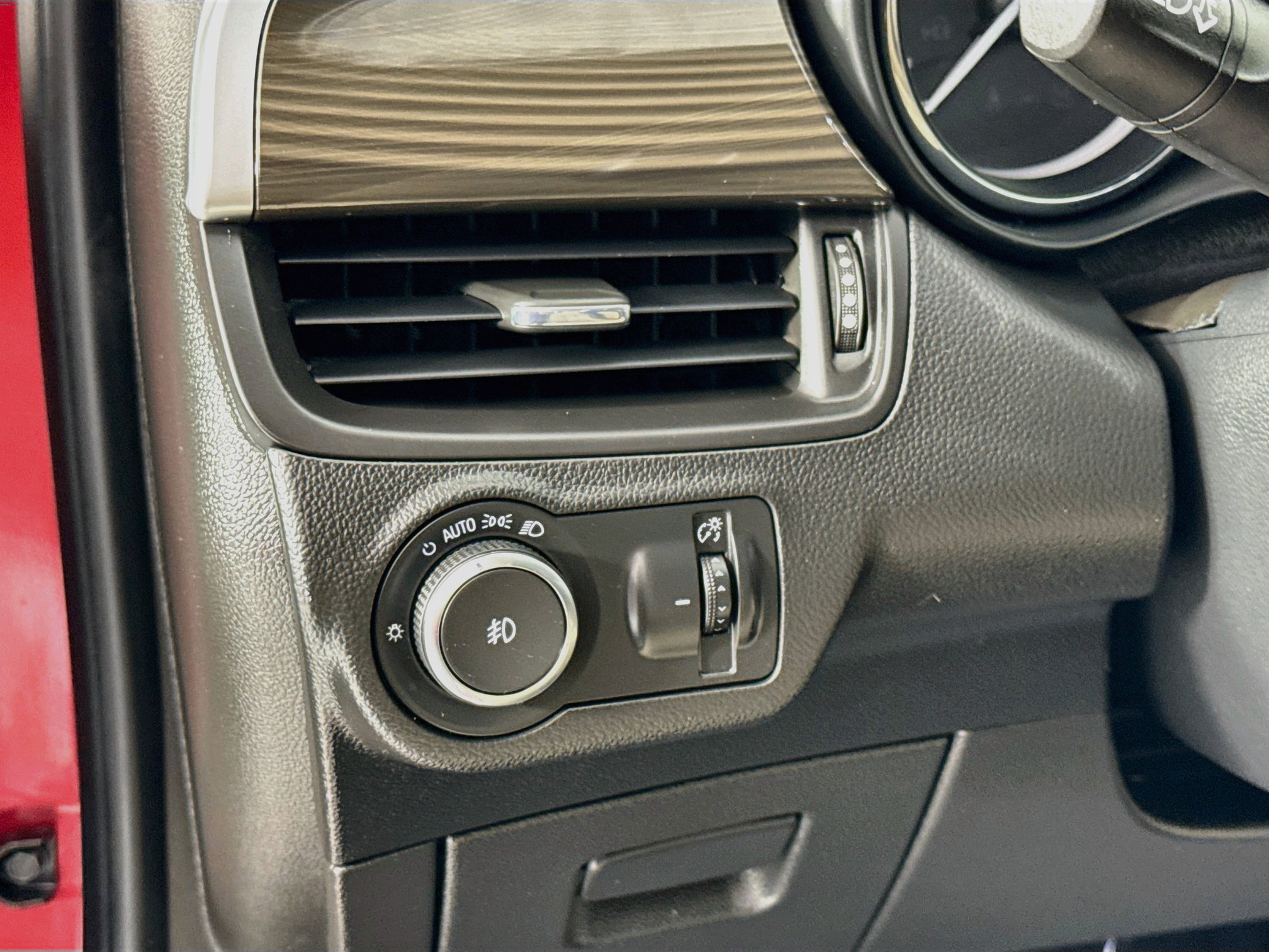 Certified 2020 Buick Envision Essence AWD/4WD image 10