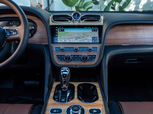 Used 2023 Bentley Bentayga image 40