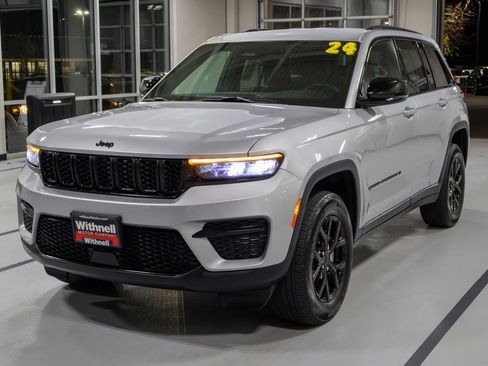 Used 2024 Jeep Grand Cherokee Altitude image 3