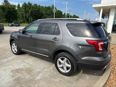 Used 2017 Ford Explorer XLT w/ Equipment Group 202A AWD/4WD image 3