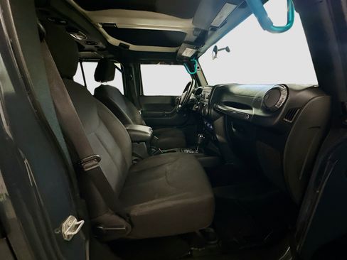 Used 2016 Jeep Wrangler Unlimited Sport w/ Connectivity Group image 29