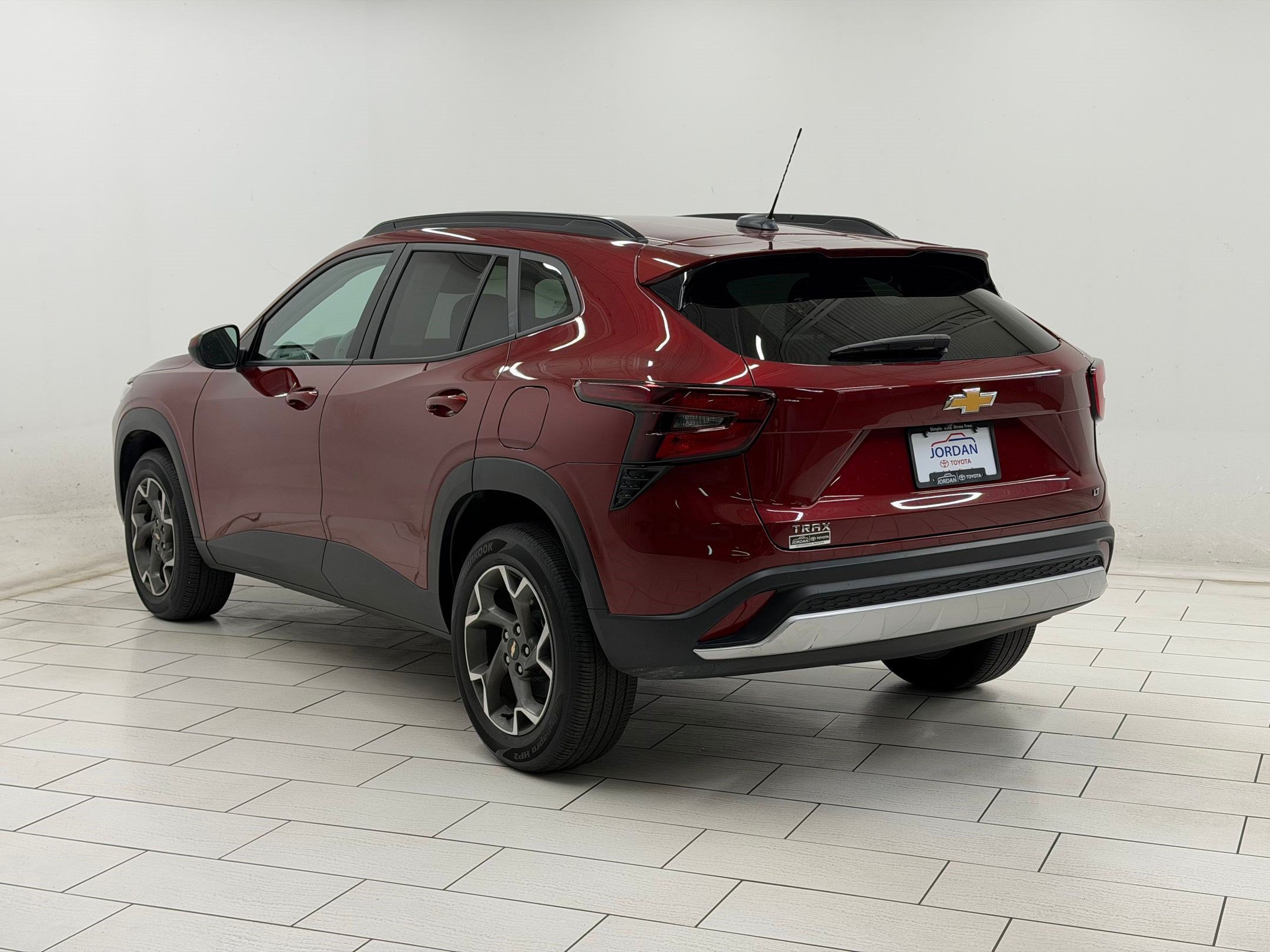 Used 2025 Chevrolet Trax LT FWD image 2
