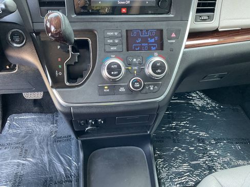 Used 2016 Toyota Sienna Limited w/ Protection Package FWD image 27