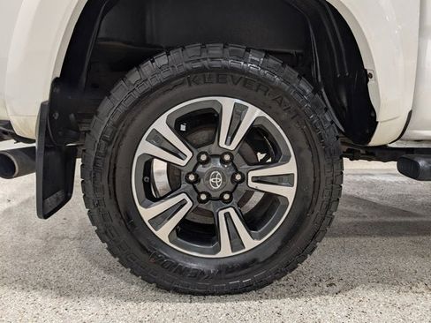 Used 2018 Toyota Tacoma TRD Sport image 14