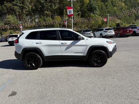 Used 2017 Jeep Cherokee Trailhawk w/ Trailer Tow Group image 7