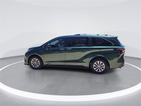 Used 2024 Toyota Sienna XLE image 6