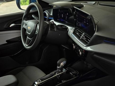 Used 2025 Chevrolet Trax LT FWD image 12
