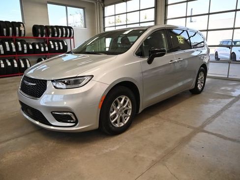 Used 2024 Chrysler Pacifica Touring-L FWD image 8