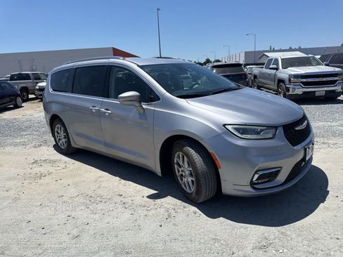 Used 2021 Chrysler Pacifica Touring-L FWD image 3