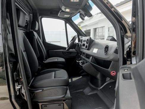 Used 2025 Mercedes-Benz Sprinter 2500 image 18