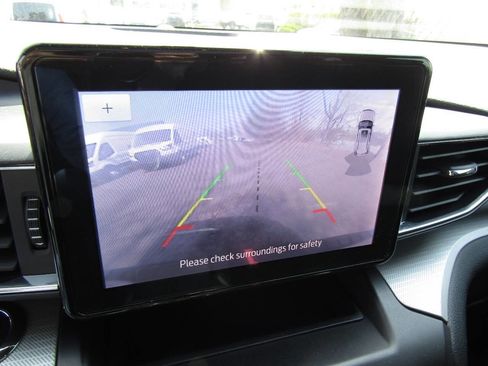 Used 2020 Ford Explorer XLT w/ Equipment Group 202A AWD/4WD image 14