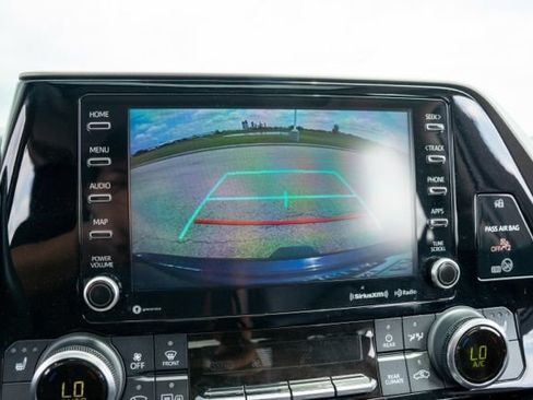 Used 2022 Toyota Highlander XLE AWD/4WD image 25