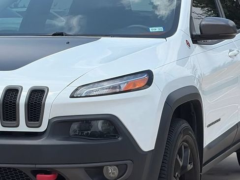 Used 2017 Jeep Cherokee Trailhawk AWD/4WD image 4