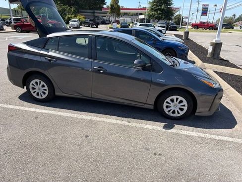 Used 2019 Toyota Prius L Eco FWD image 2