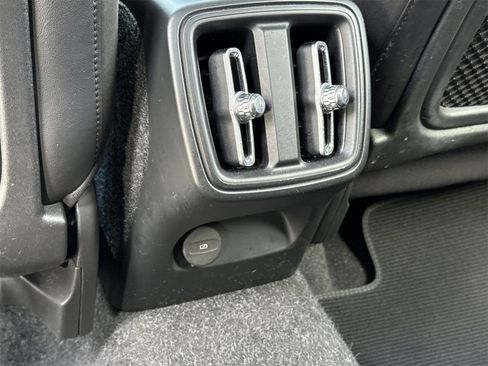 Used 2019 Volvo XC40 T4 R-Design image 11