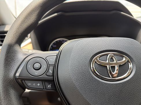 Used 2021 Toyota RAV4 LE AWD/4WD image 10