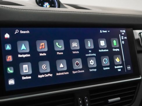 Certified 2023 Porsche Cayenne Platinum Edition image 28