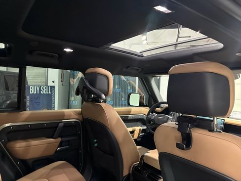 Used 2025 Land Rover Defender 110 S image 33