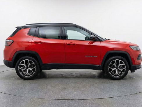 Used 2025 Jeep Compass Limited image 11