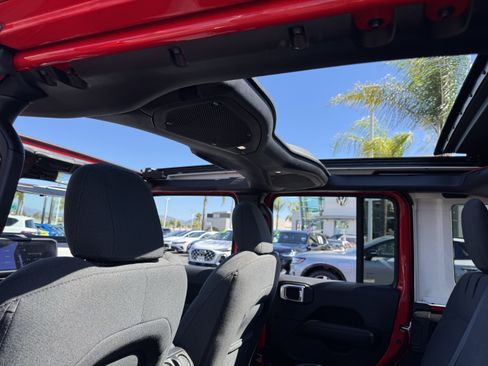 Used 2025 Jeep Wrangler Unlimited Sahara w/ Safety Group AWD/4WD image 33