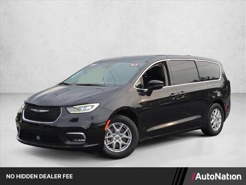 Used 2023 Chrysler Pacifica Touring-L FWD image 1