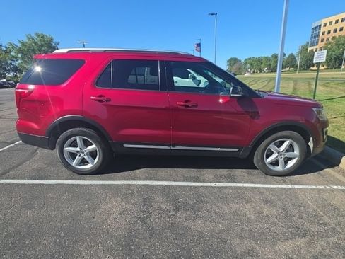 Used 2017 Ford Explorer XLT w/ Equipment Group 202A AWD/4WD image 8