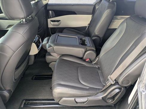 Used 2024 Kia Carnival EX FWD image 17