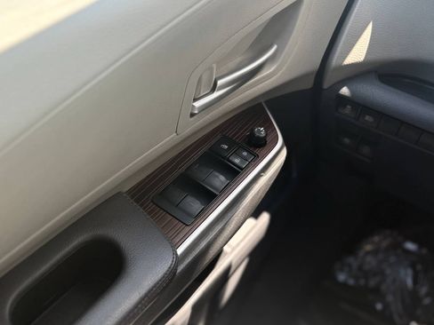 Used 2022 Toyota Sienna XLE FWD image 42