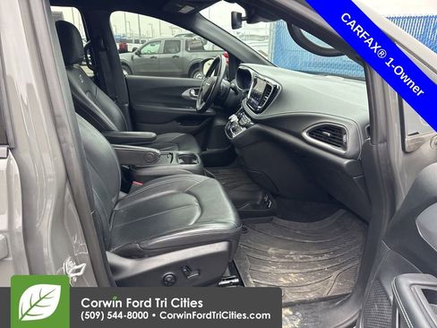 Used 2021 Chrysler Pacifica Touring-L w/ Uconnect Theater Family Group image 6