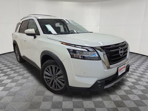 Used 2024 Nissan Pathfinder SL w/ SL Premium Package AWD/4WD image 3