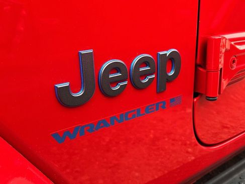 Used 2025 Jeep Wrangler Unlimited Sahara AWD/4WD image 9