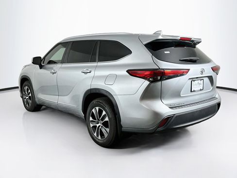 Used 2023 Toyota Highlander XLE FWD image 5