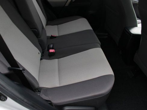 Used 2015 Toyota RAV4 LE FWD image 18