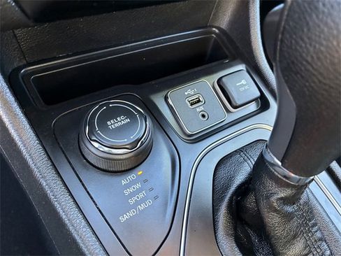 Used 2019 Jeep Cherokee Latitude w/ Popular Appearance Group image 26