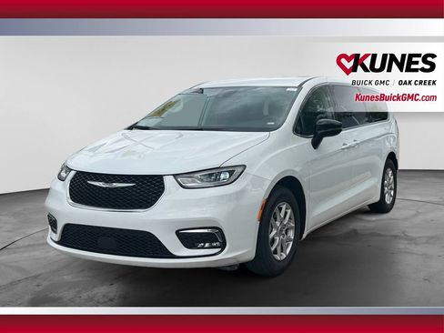 Used 2024 Chrysler Pacifica Touring-L FWD image 5