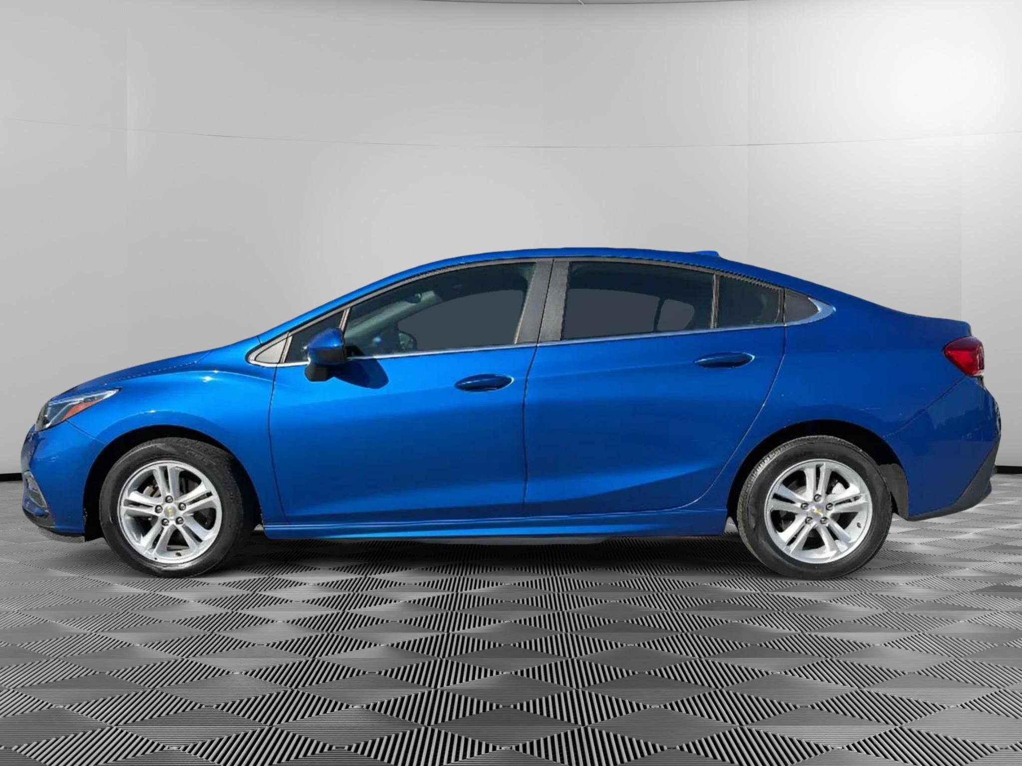 Used 2018 Chevrolet Cruze LT w/ RS Package FWD image 5
