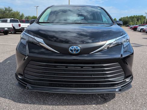 Used 2025 Toyota Sienna XLE FWD image 9