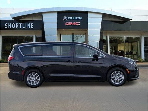 Used 2025 Chrysler Pacifica Select FWD image 2