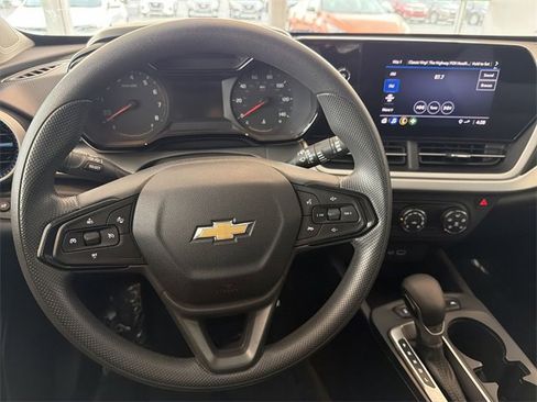 Certified 2025 Chevrolet Trax LS image 18