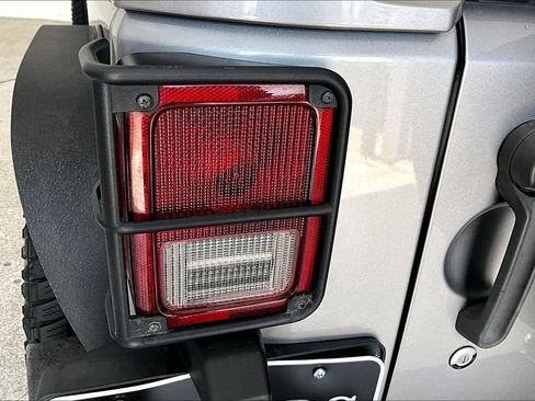 Used 2018 Jeep Wrangler Unlimited Sahara AWD/4WD image 40