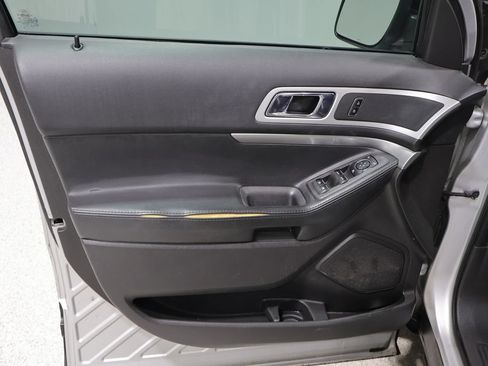Used 2015 Ford Explorer XLT w/ Equipment Group 202A FWD image 12